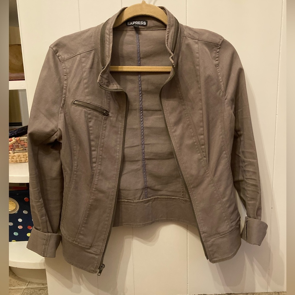 Express jacket size 6, tan. Fitted with real pockets on each side.